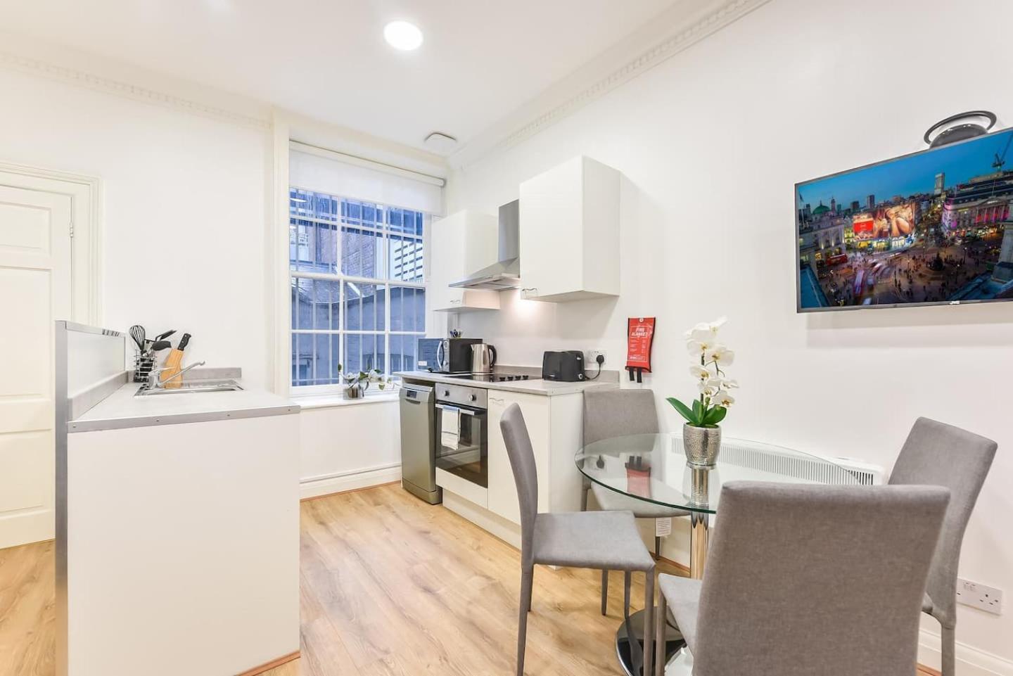 2 Bed Piccadilly Apartment 2 London Exterior photo